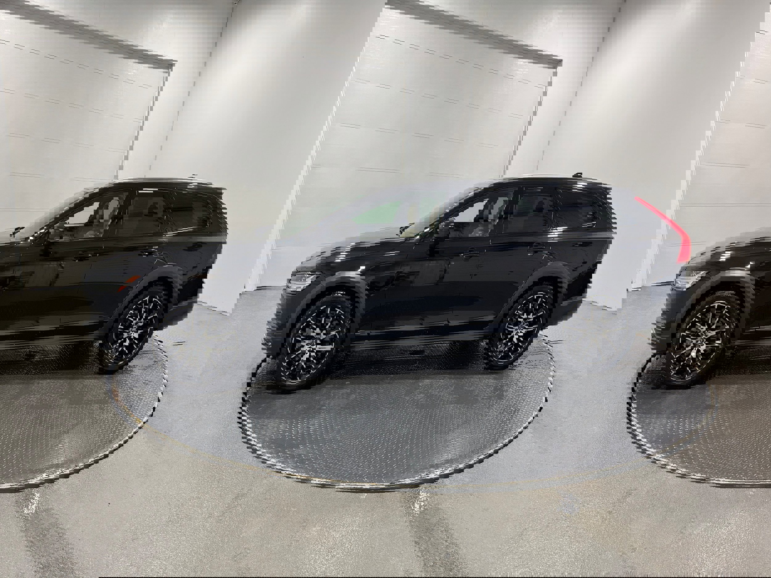 Used 2018 Volvo V90 T6 Cross Country w/ Convenience Package image 24