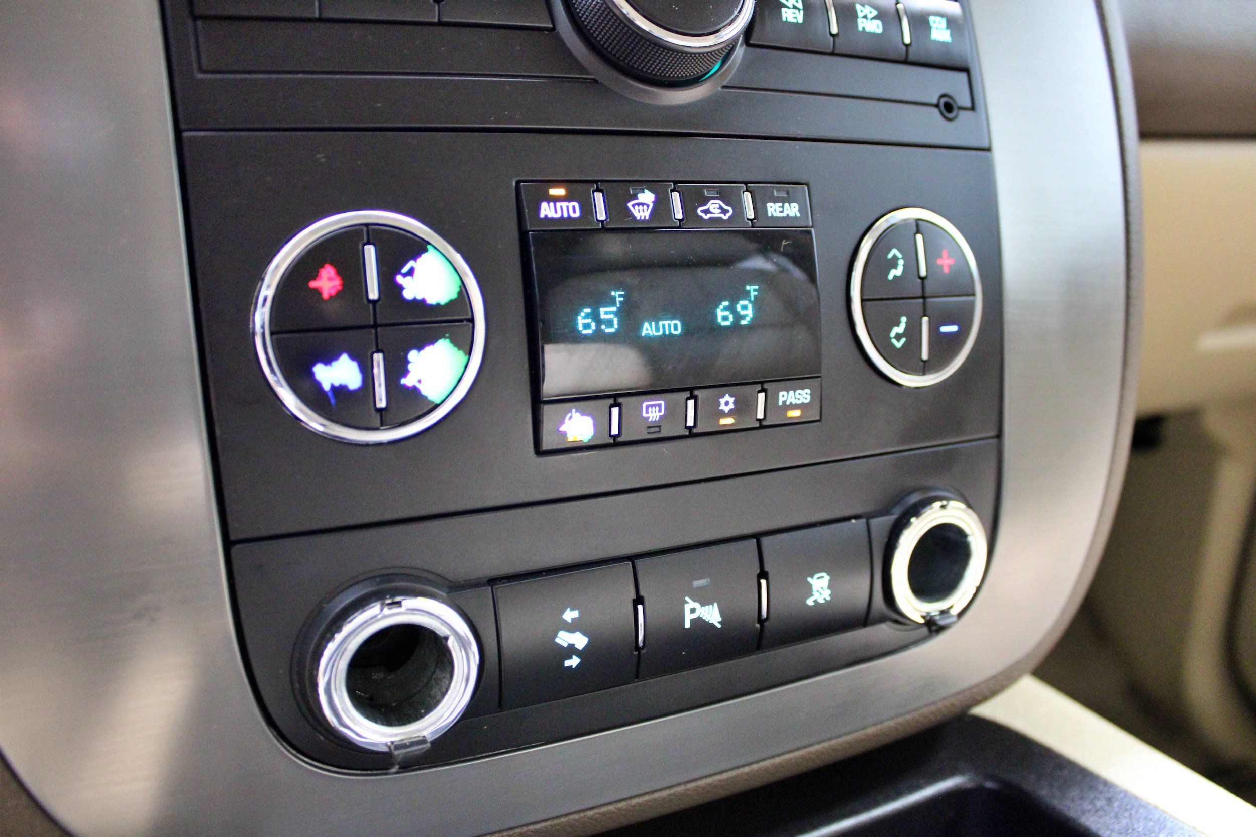 Used 2010 GMC Yukon SLT w/ SLT-2 Equipment Package AWD/4WD image 12