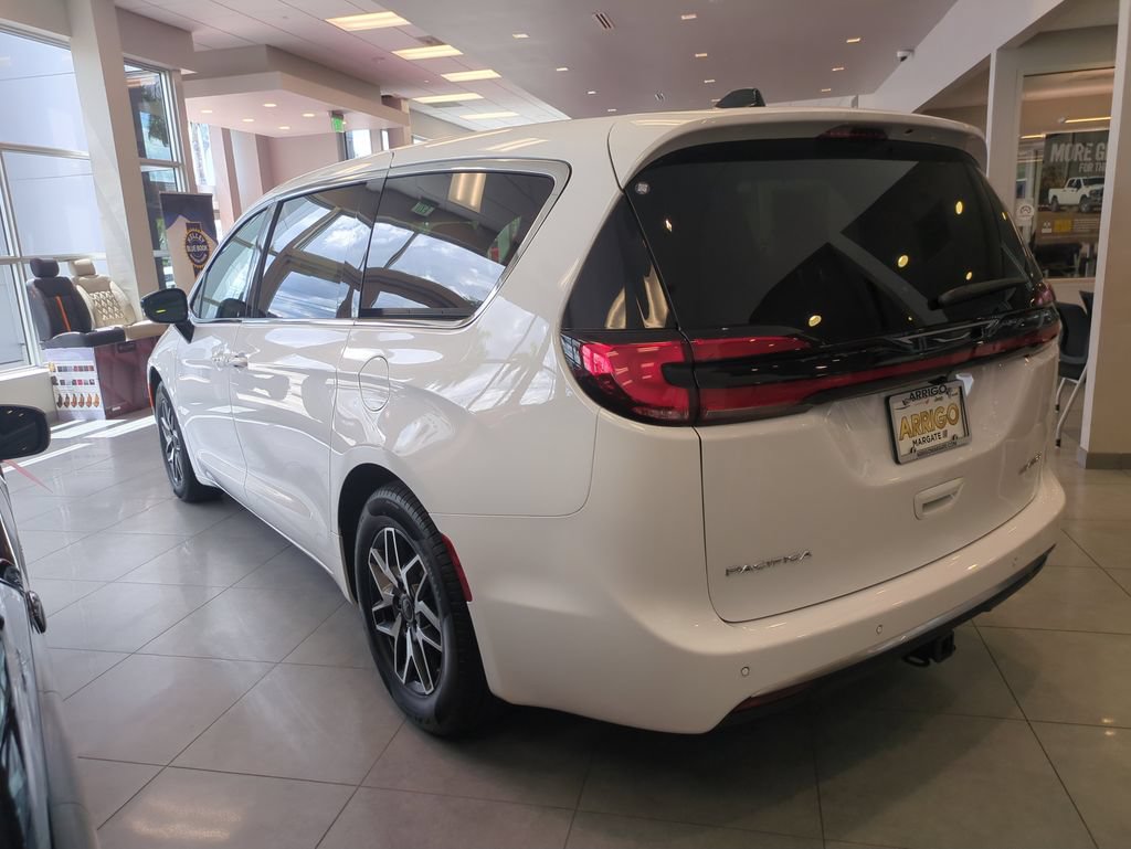 New 2027 Chrysler Pacifica Limited FWD image 7