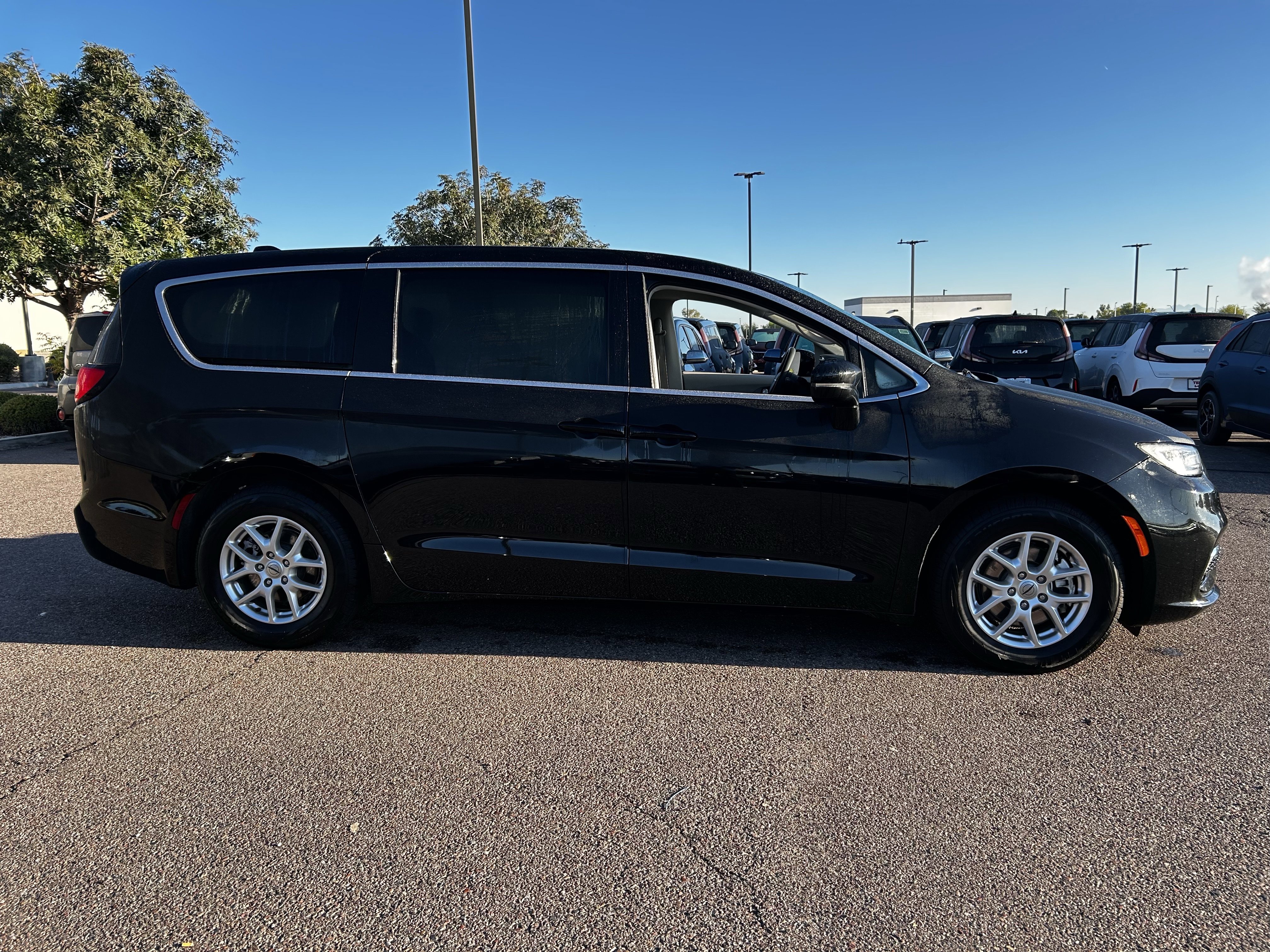 Certified 2024 Chrysler Pacifica Touring-L image 5