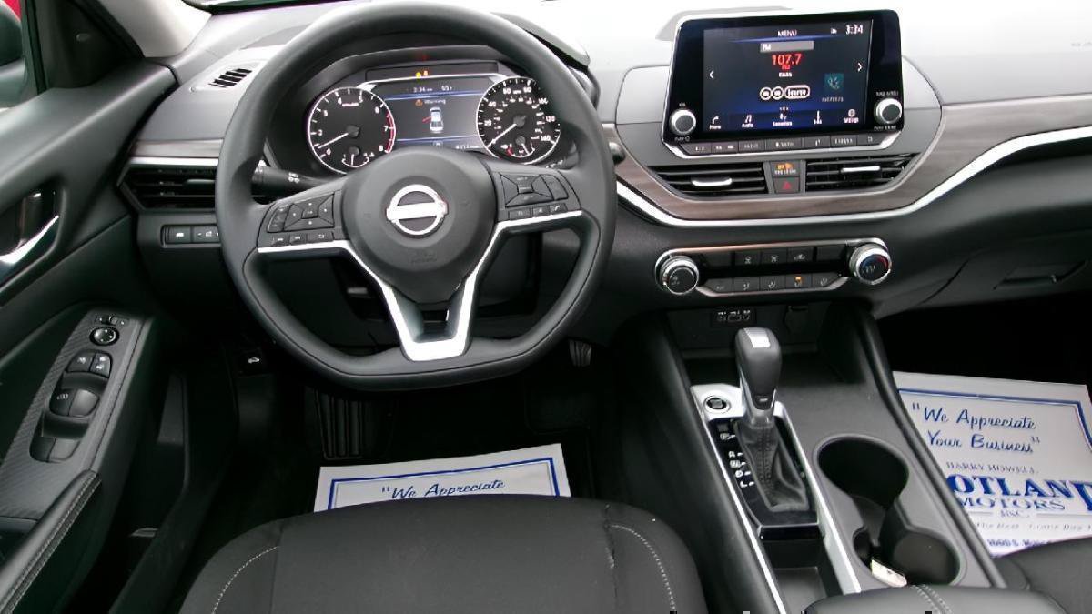 Used 2025 Nissan Altima 2.5 SV FWD image 11