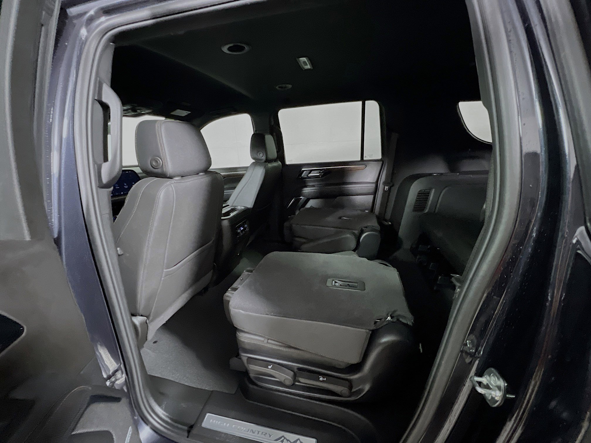 Used 2025 Chevrolet Suburban High Country image 29