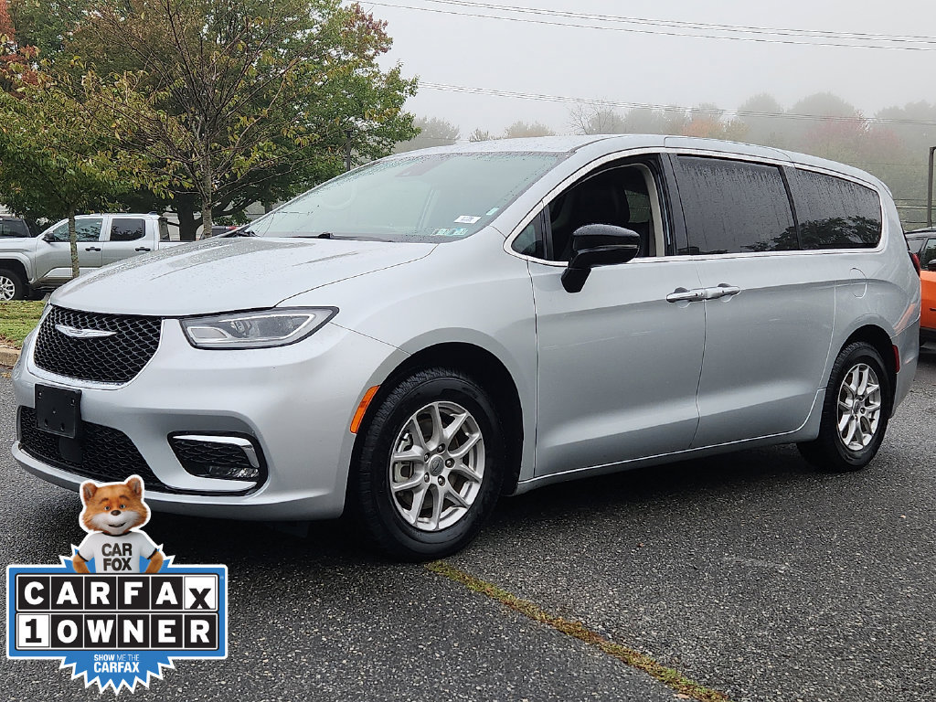 Used 2024 Chrysler Pacifica Touring-L FWD image 3