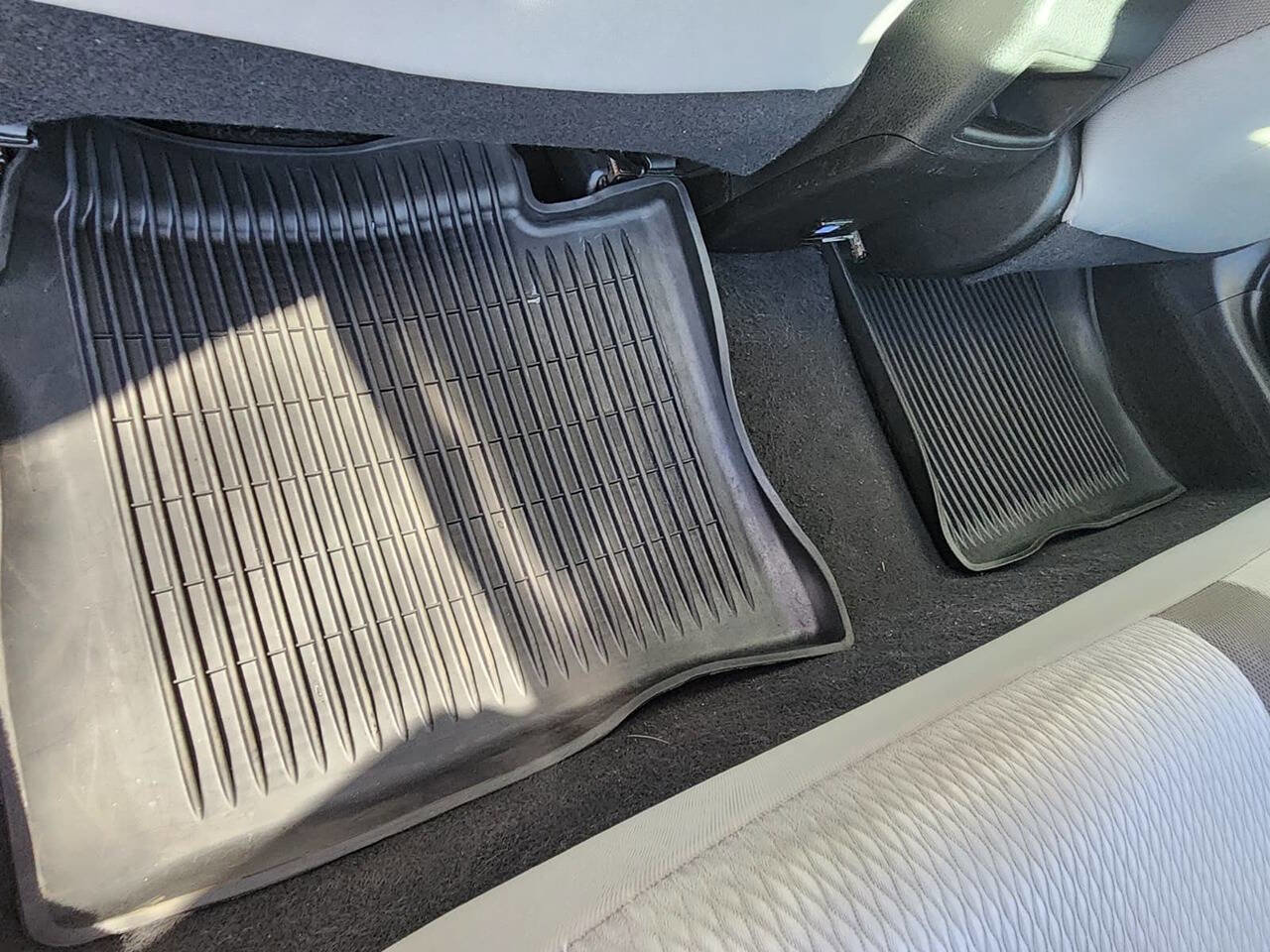 Used 2018 Toyota Corolla LE image 16