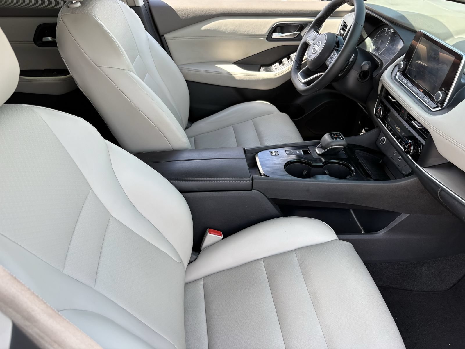 Used 2023 Nissan Rogue SV w/ SV Premium B Package FWD image 13