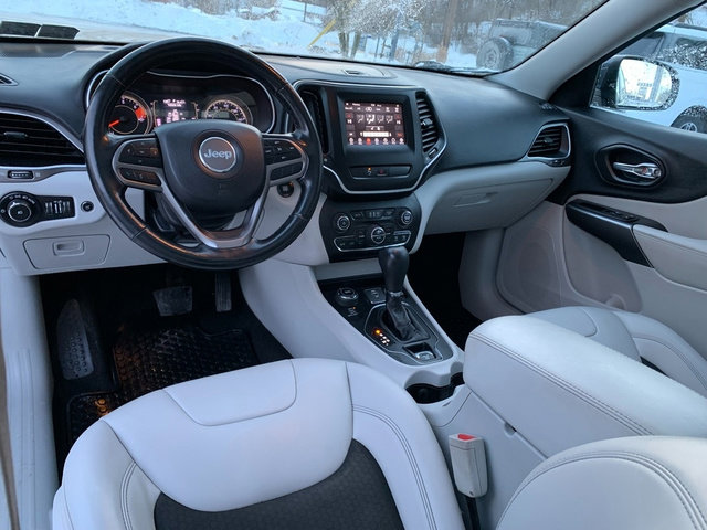 Used 2020 Jeep Cherokee Latitude Plus w/ Comfort/Convenience Group image 19