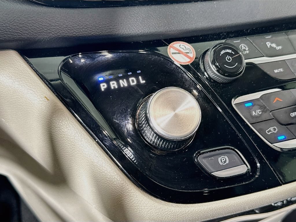 Used 2024 Chrysler Pacifica Touring-L FWD image 16