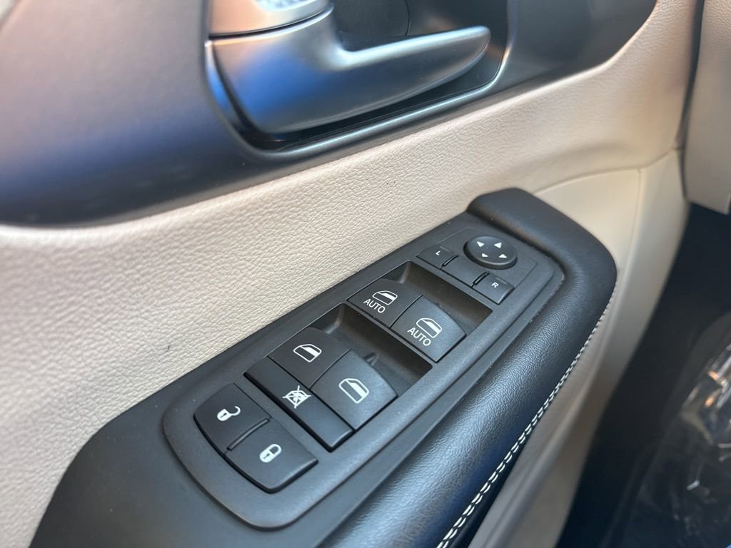 Used 2022 Chrysler Pacifica Touring-L image 9
