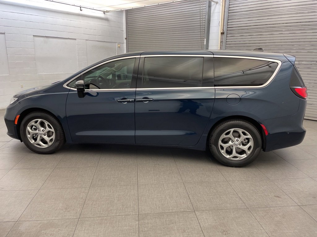 Certified 2024 Chrysler Pacifica Limited image 9