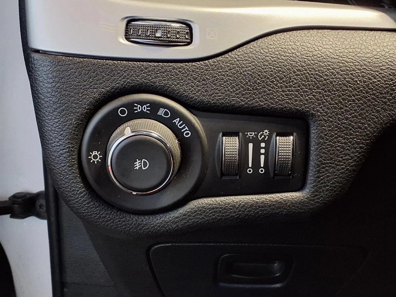 Used 2017 Jeep Cherokee Trailhawk w/ Cold Weather Group AWD/4WD image 18