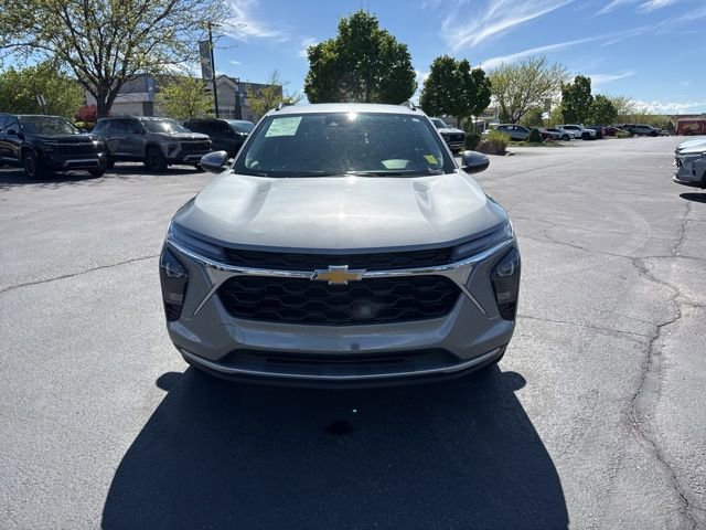 Used 2025 Chevrolet Trax LT FWD image 2