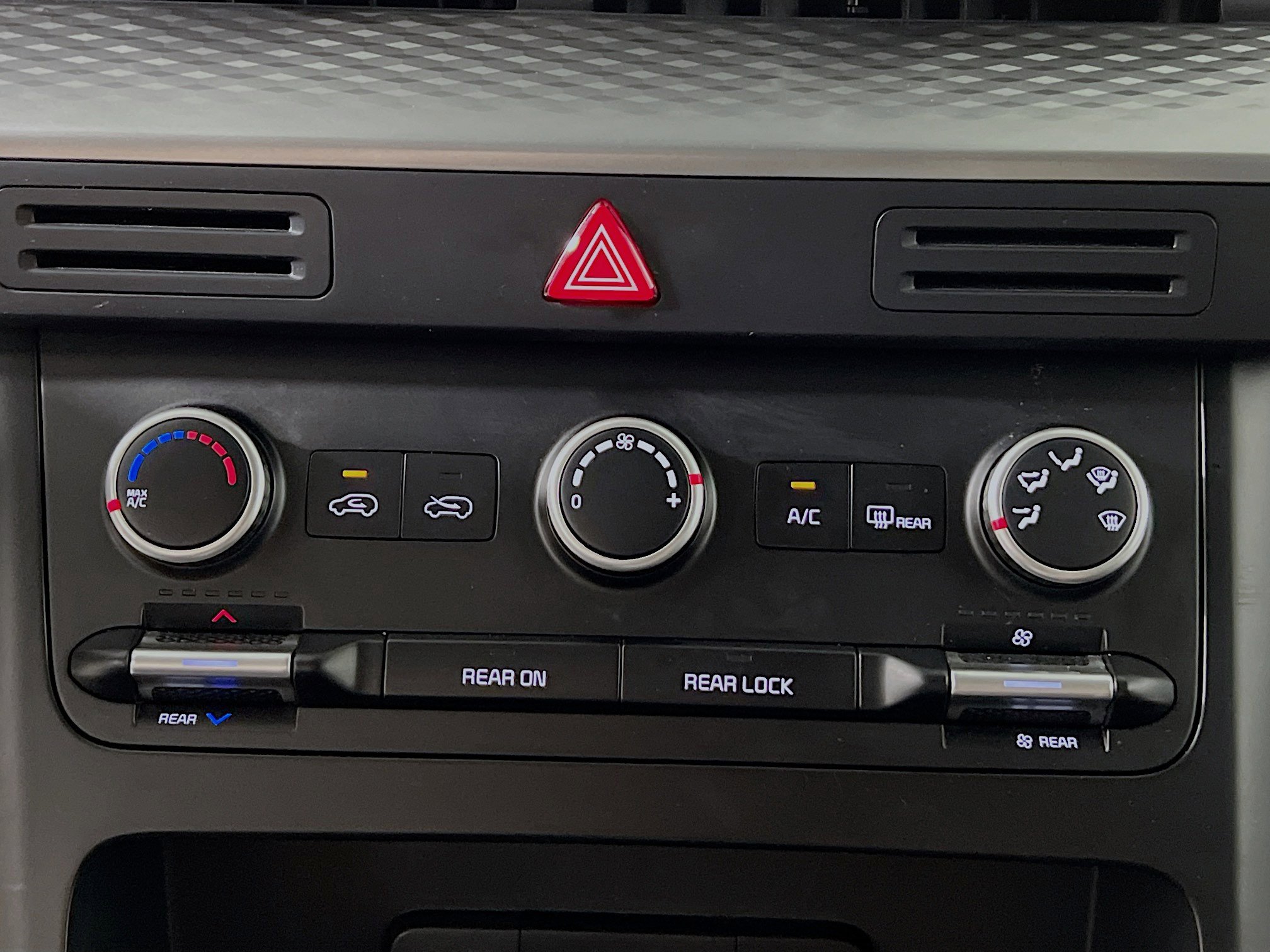 Used 2024 Kia Carnival LX image 26