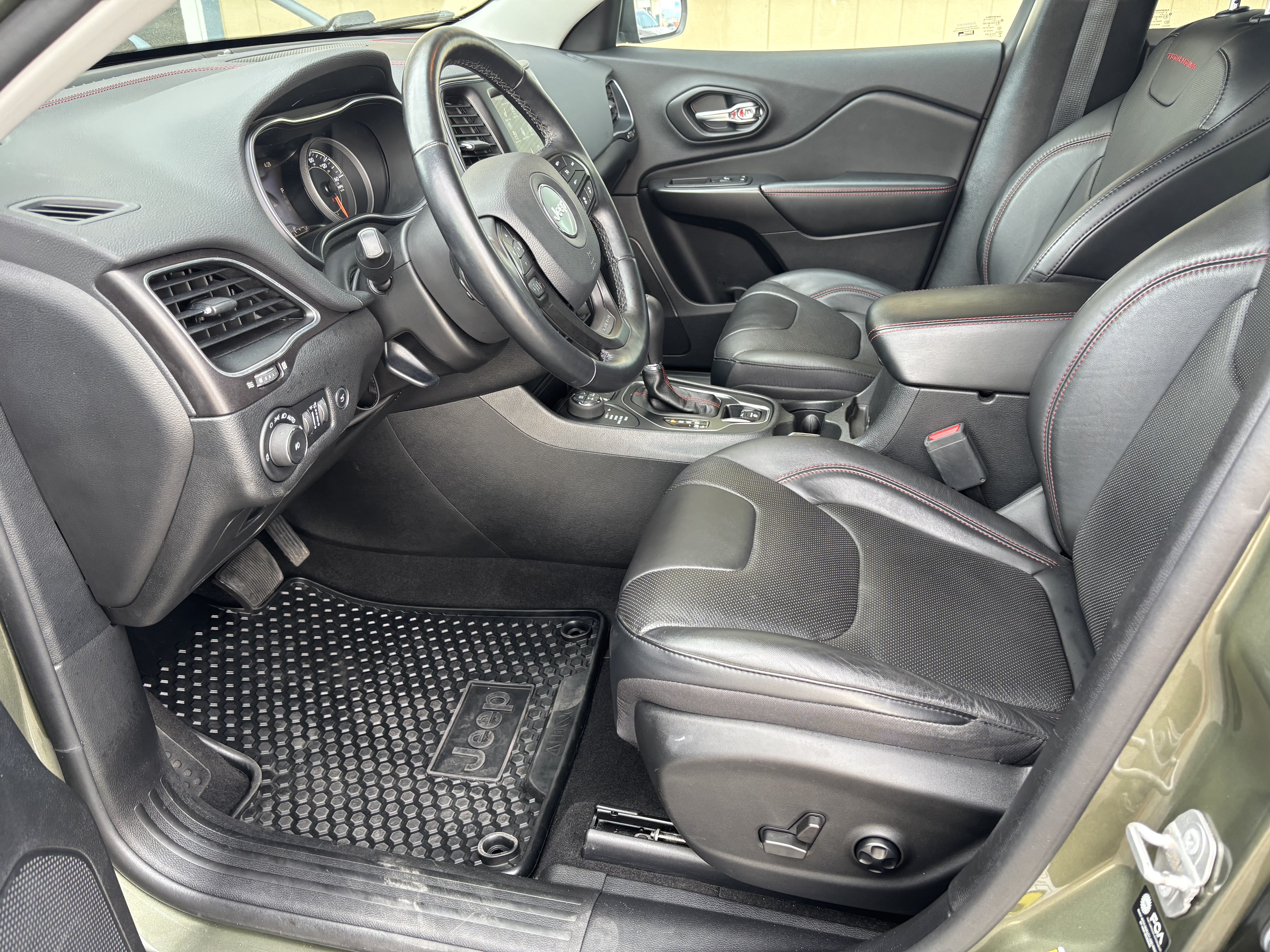 Used 2021 Jeep Cherokee Trailhawk w/ Technology Group AWD/4WD image 15