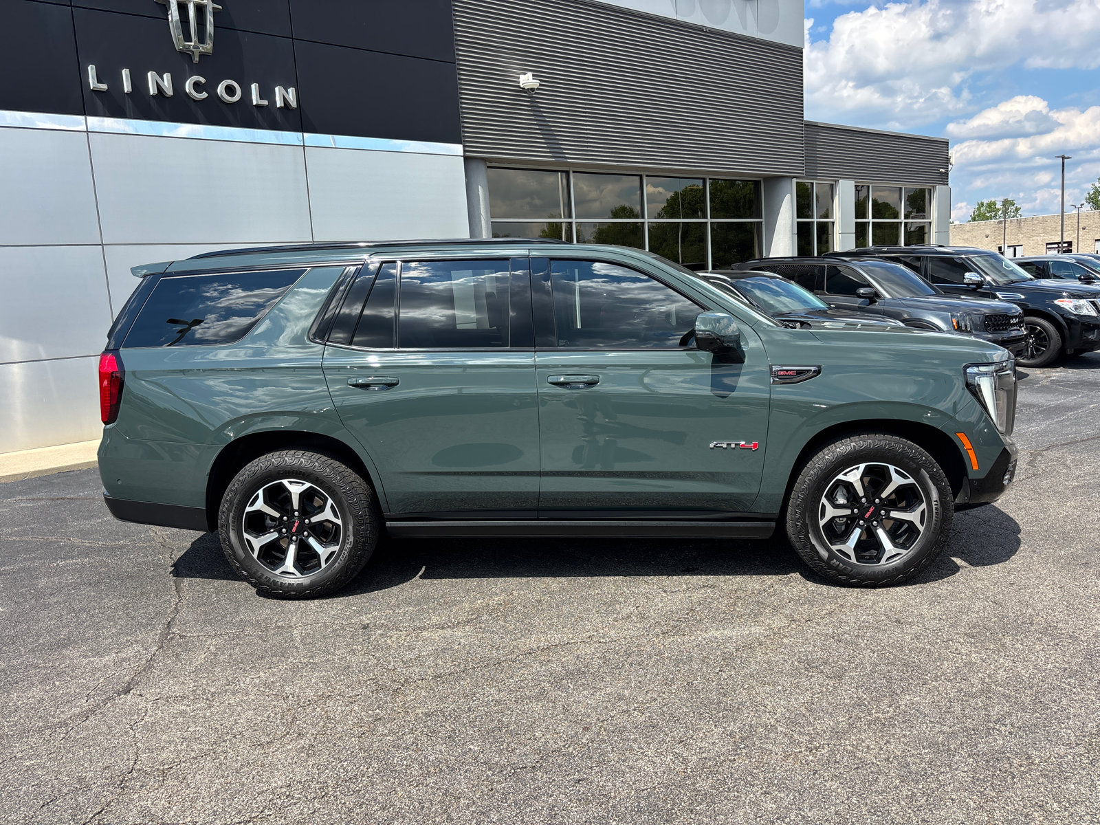 Used 2025 GMC Yukon AT4 w/ AT4 Premium Plus Package AWD/4WD image 8