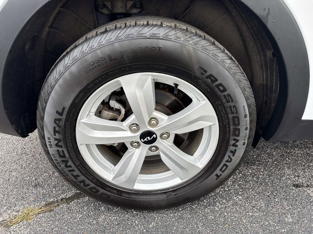 Used 2023 Kia Sorento LX image 9