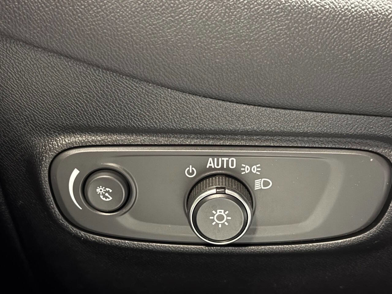 Used 2018 Chevrolet Equinox LT image 24