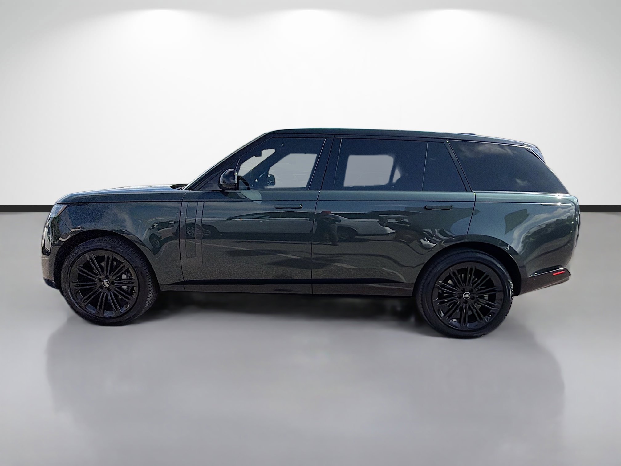 Used 2023 Land Rover Range Rover Long Wheelbase SE image 2