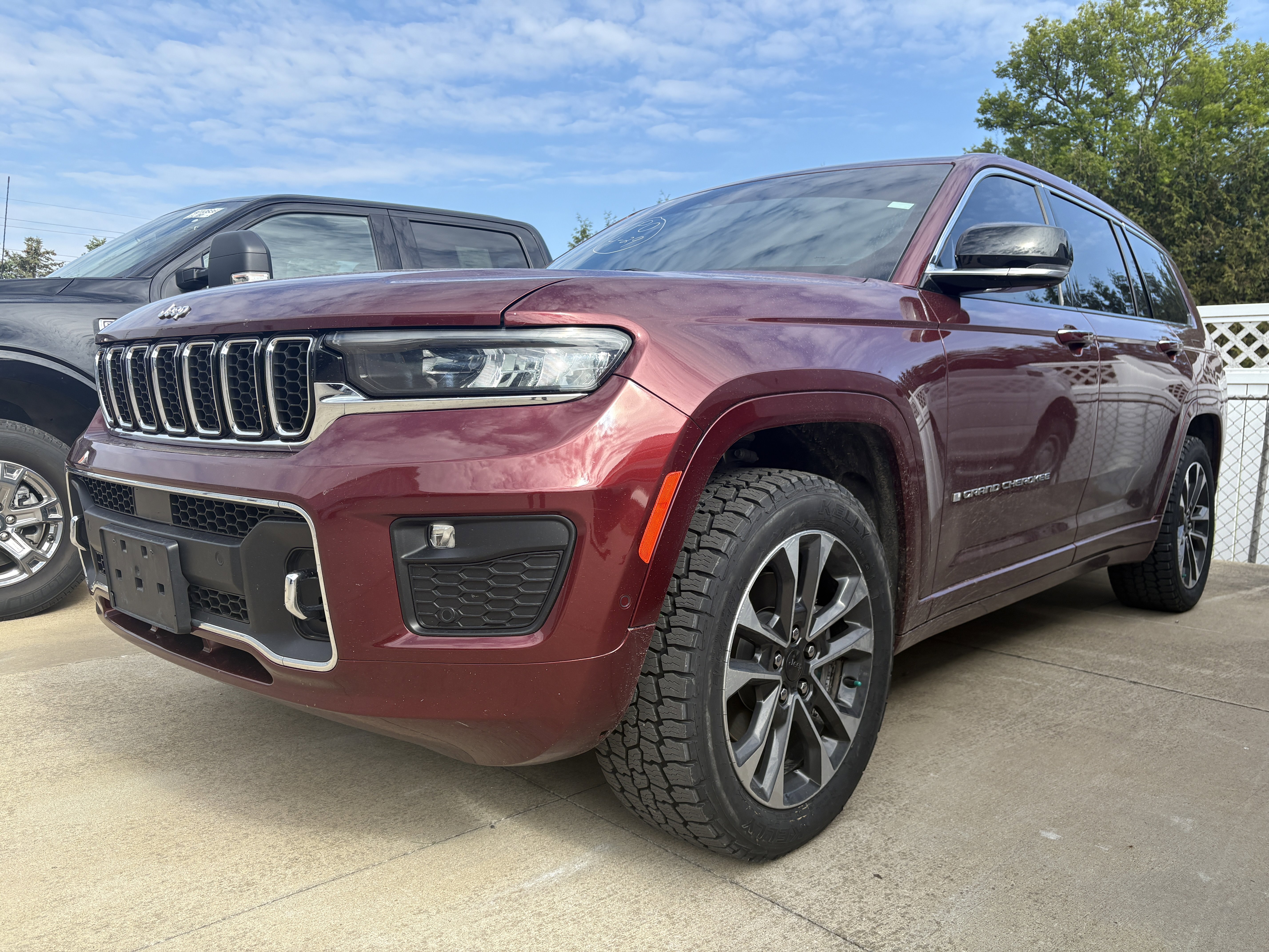 Used 2022 Jeep Grand Cherokee L Overland w/ Luxury Tech Group IV AWD/4WD image 3