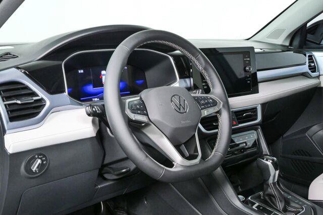 Used 2025 Volkswagen Taos SE w/ Panoramic Sunroof Package FWD image 4