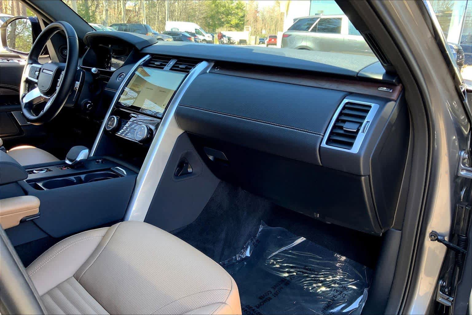 Used 2025 Land Rover Discovery Dynamic SE image 17