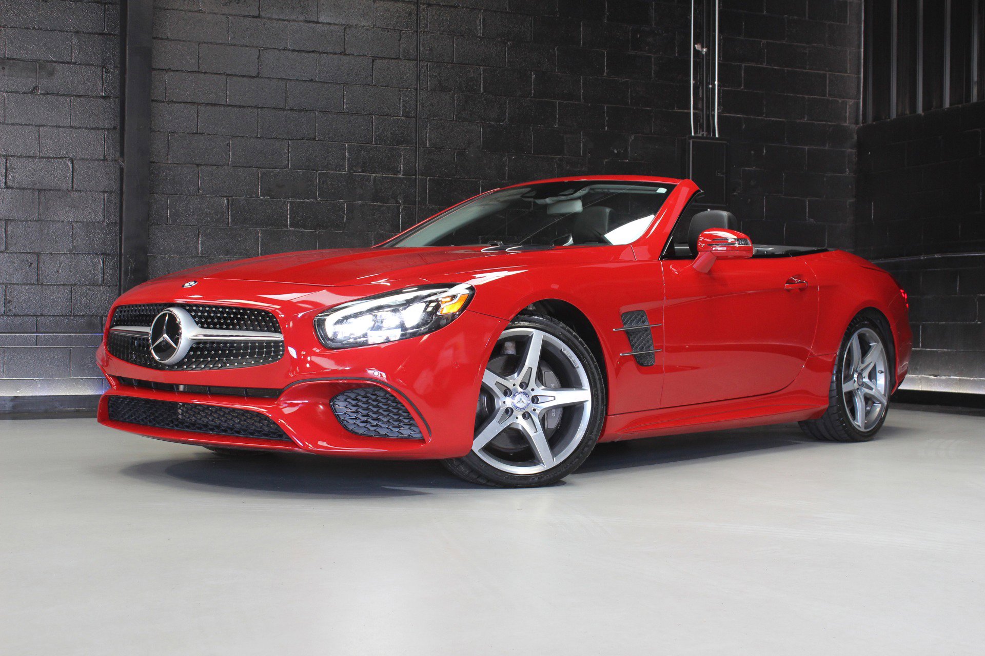 Used 2017 Mercedes-Benz SL 550 w/ Driver Assistance Package image 4