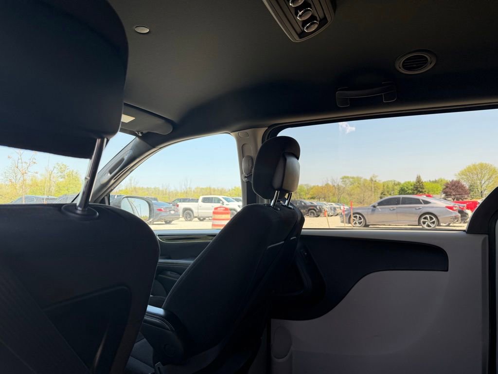 Used 2014 Dodge Grand Caravan SE FWD image 3