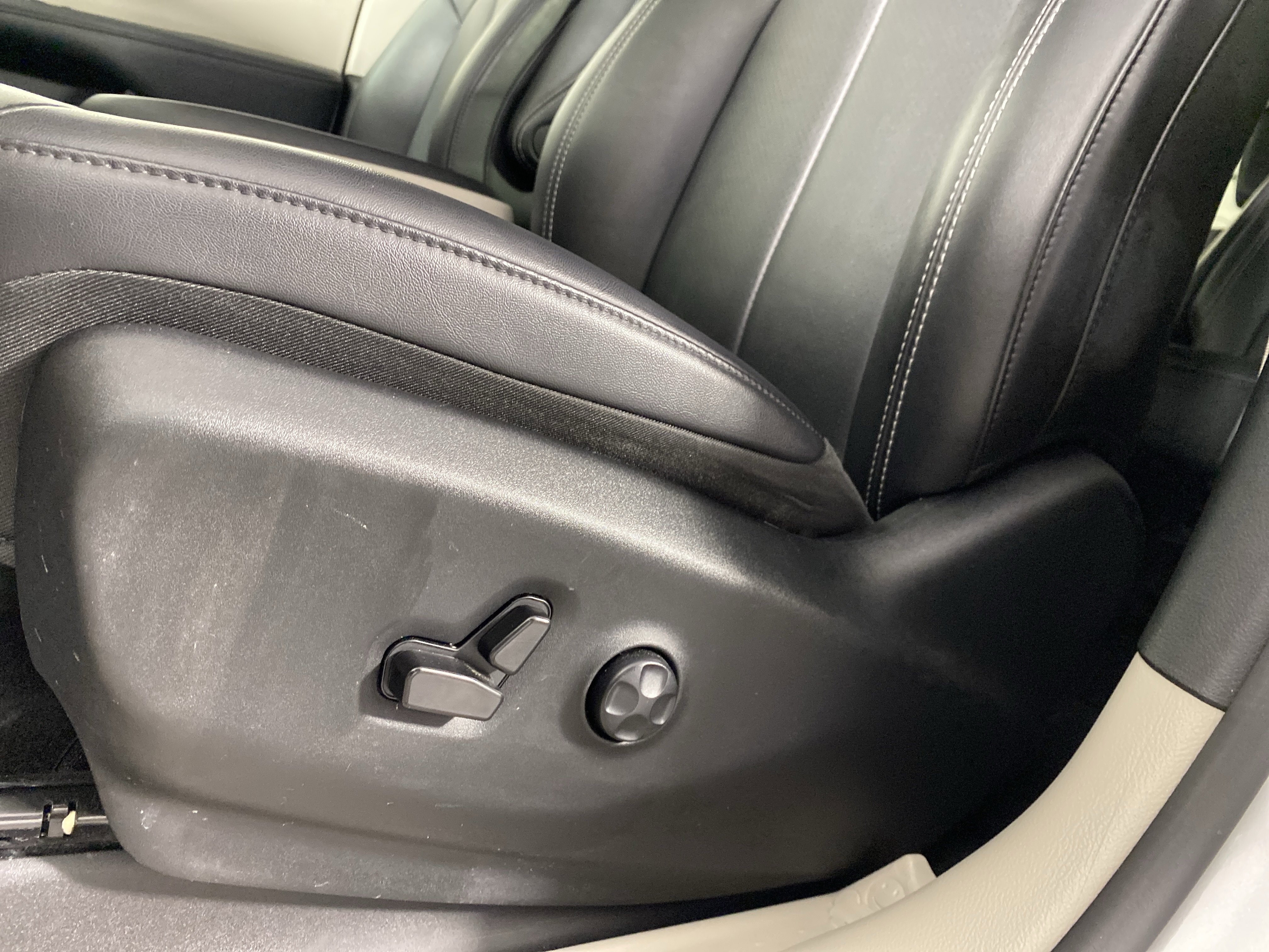 Used 2024 Chrysler Pacifica Touring-L image 17