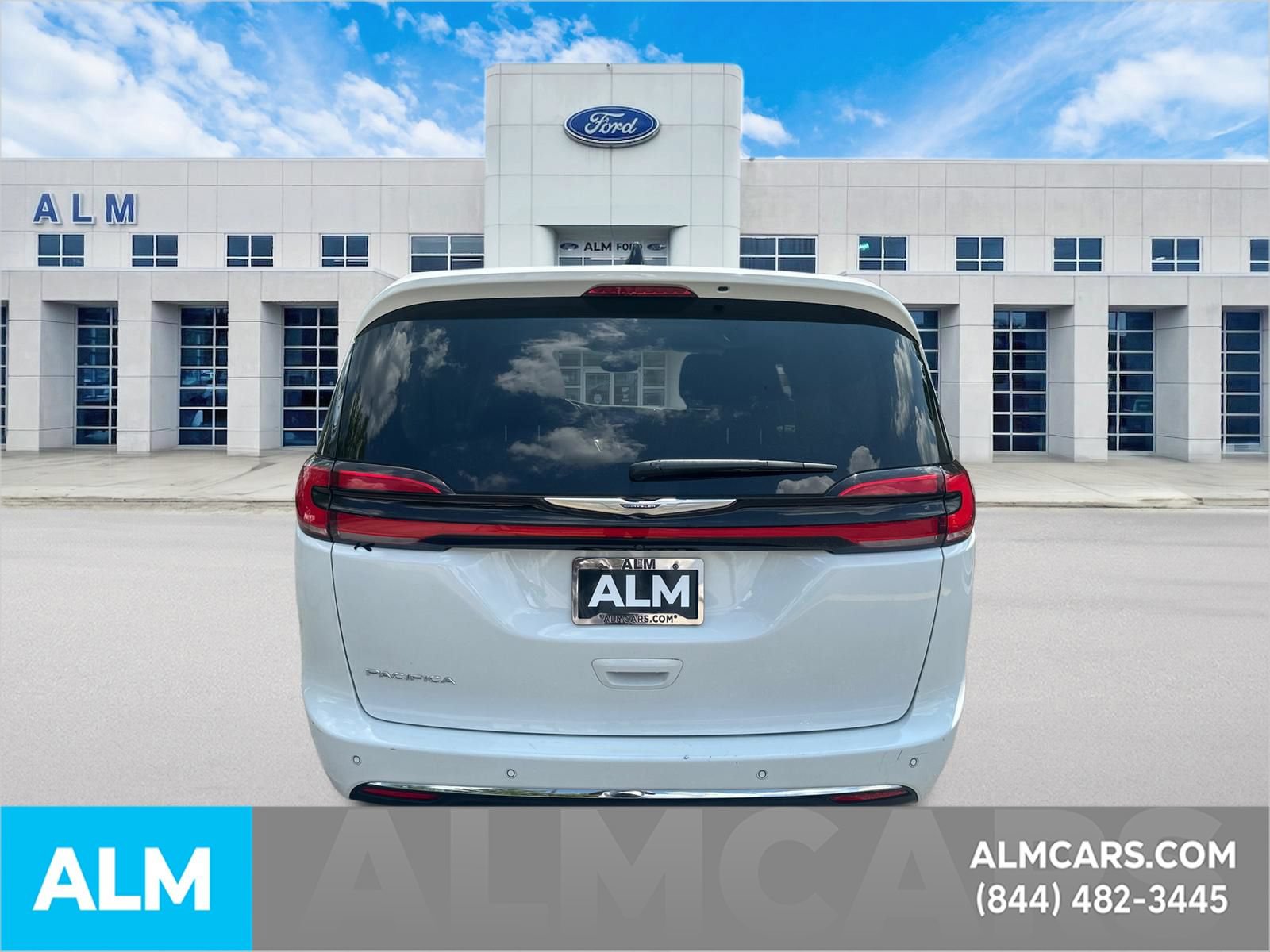 Used 2023 Chrysler Pacifica Touring-L FWD image 6
