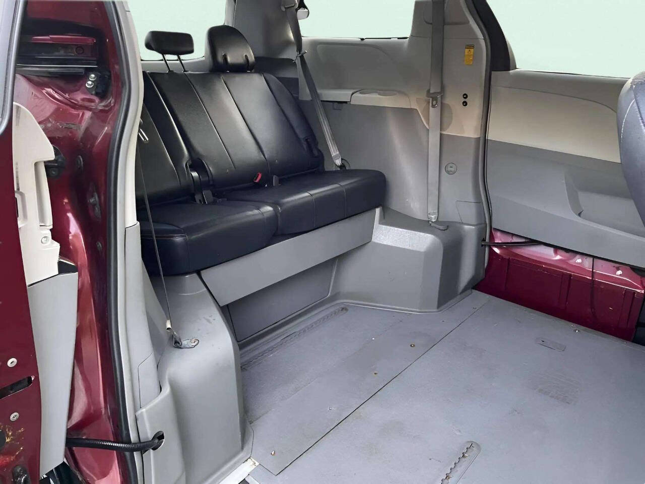 Used 2014 Toyota Sienna SE image 15