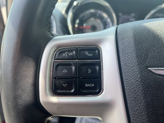 Used 2014 Chrysler Town & Country Touring FWD image 22