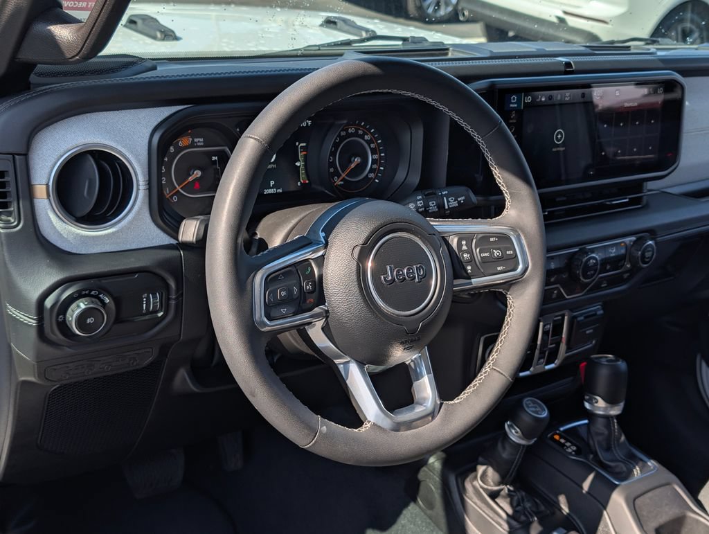 Used 2025 Jeep Wrangler Unlimited Sahara AWD/4WD image 18