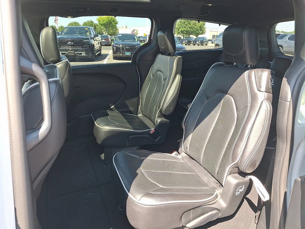 Used 2025 Chrysler Pacifica Limited FWD image 10