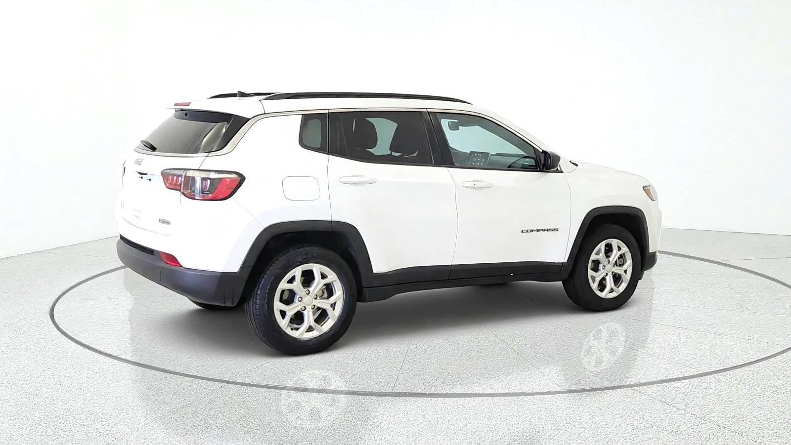Used 2024 Jeep Compass Latitude AWD/4WD image 9