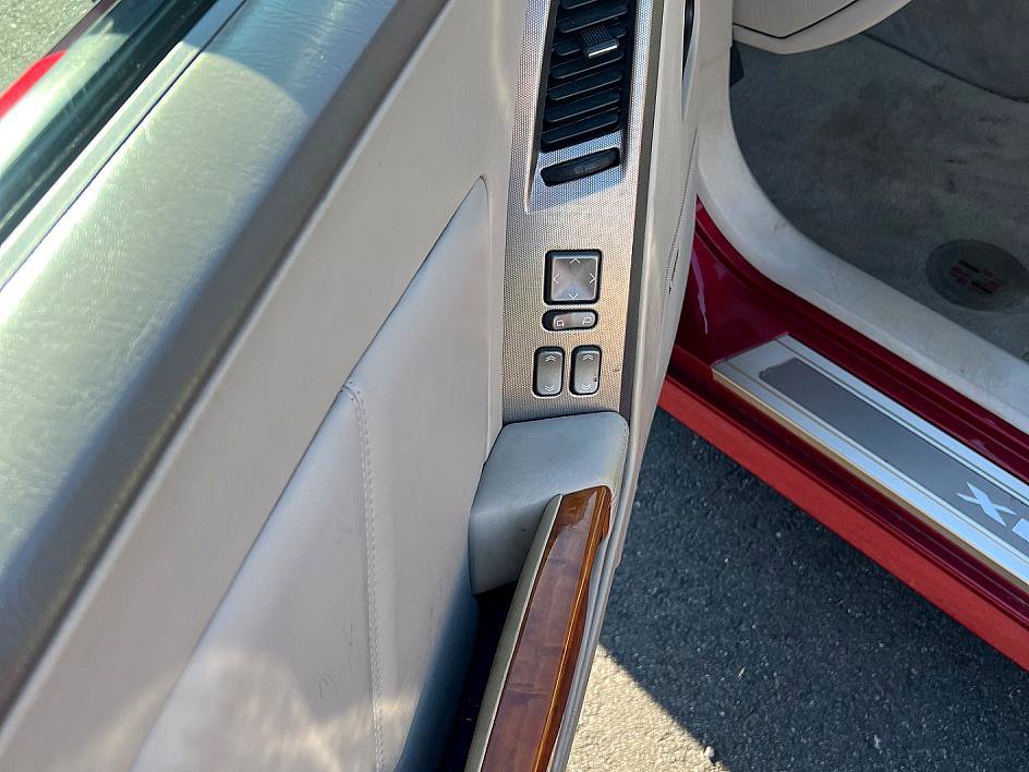 Used 2004 Cadillac XLR image 18
