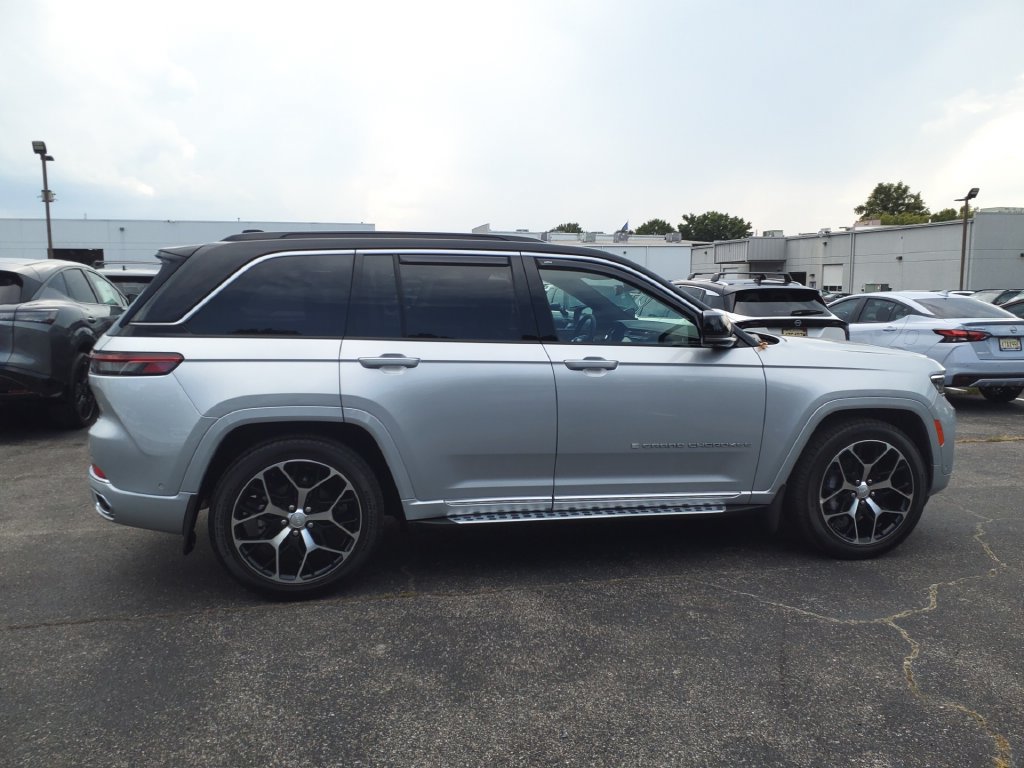 Used 2025 Jeep Grand Cherokee Summit AWD/4WD image 8