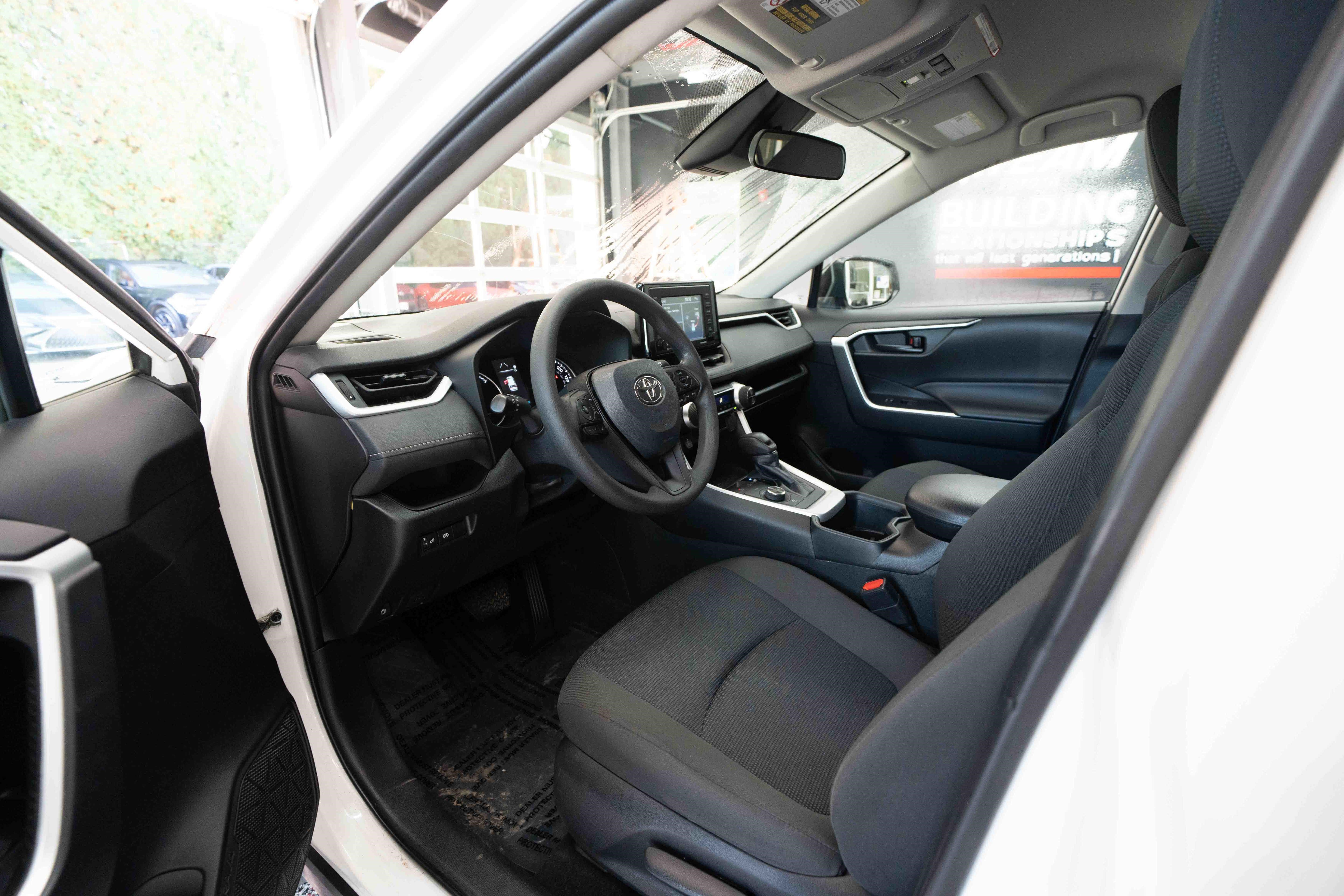 Used 2022 Toyota RAV4 LE AWD/4WD image 8