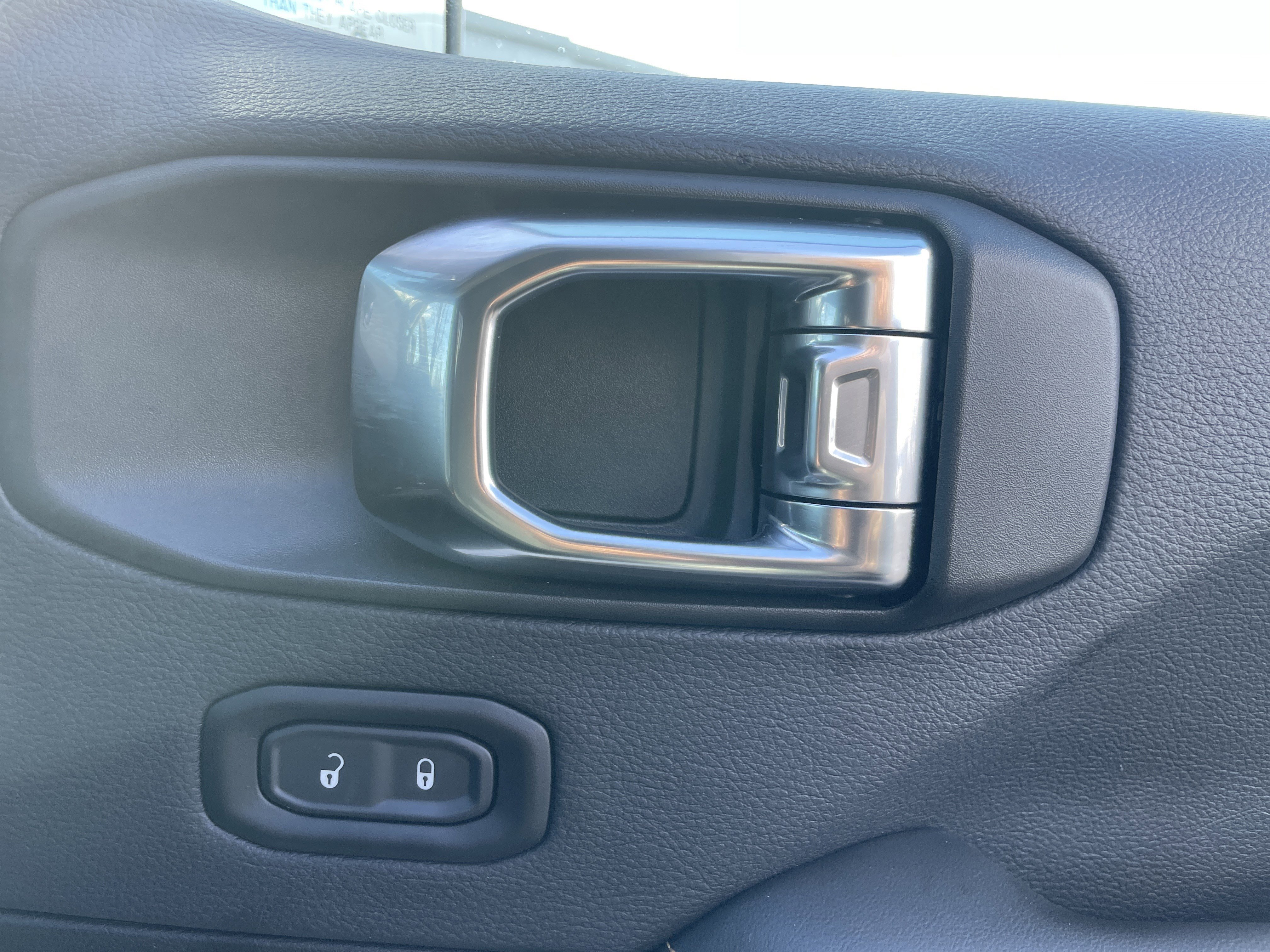 Used 2025 Jeep Wrangler Sahara image 10