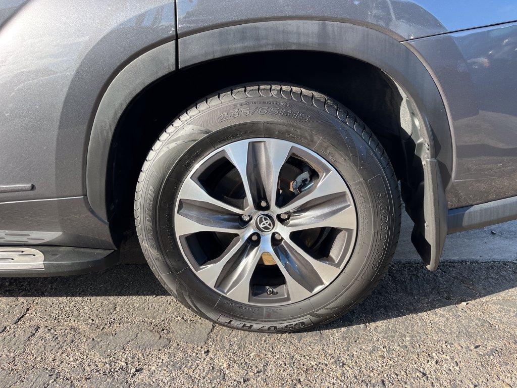 Used 2022 Toyota Highlander XLE FWD image 29