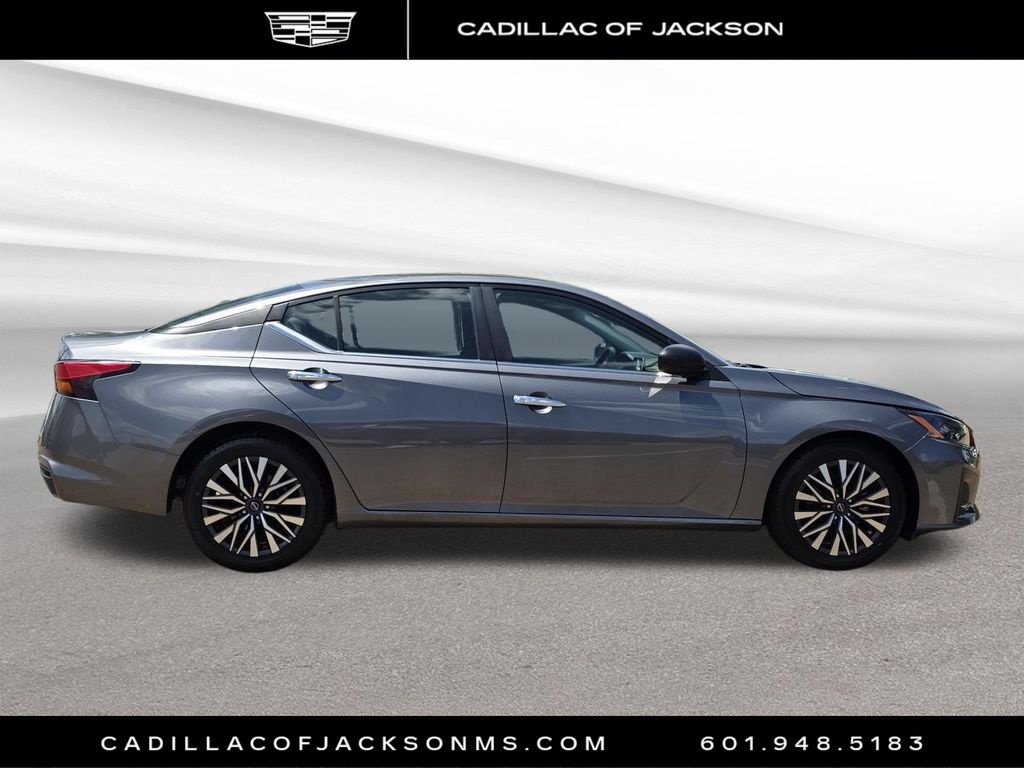 Used 2025 Nissan Altima 2.5 SV FWD image 4