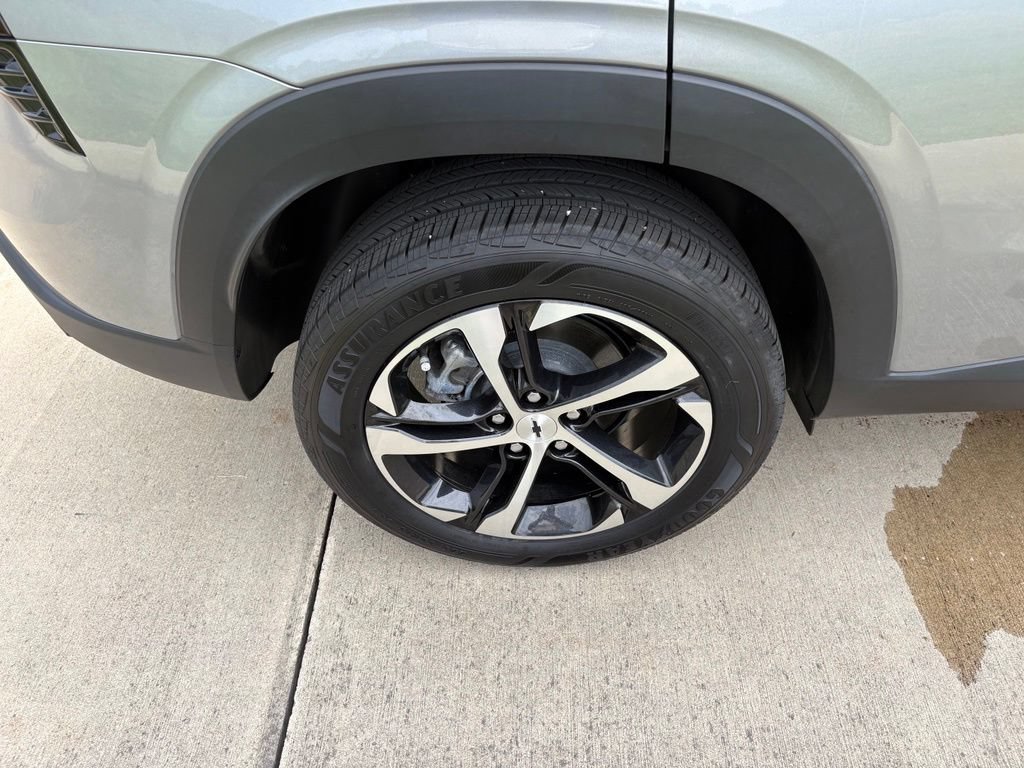 Used 2025 Chevrolet Trax RS w/ Sunroof Package FWD image 47