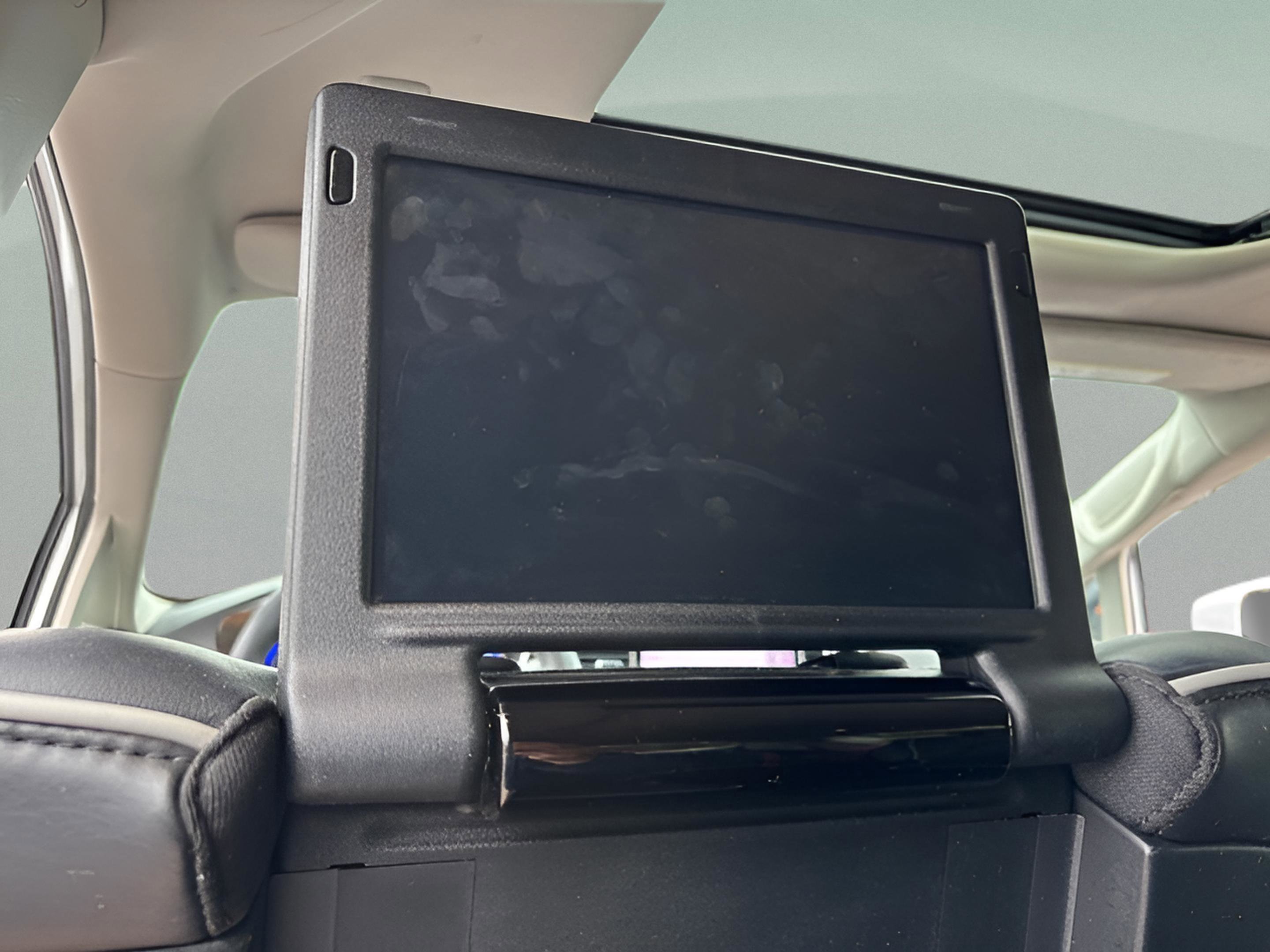 Used 2022 Chrysler Pacifica Limited w/ Uconnect Theater Family Group image 15