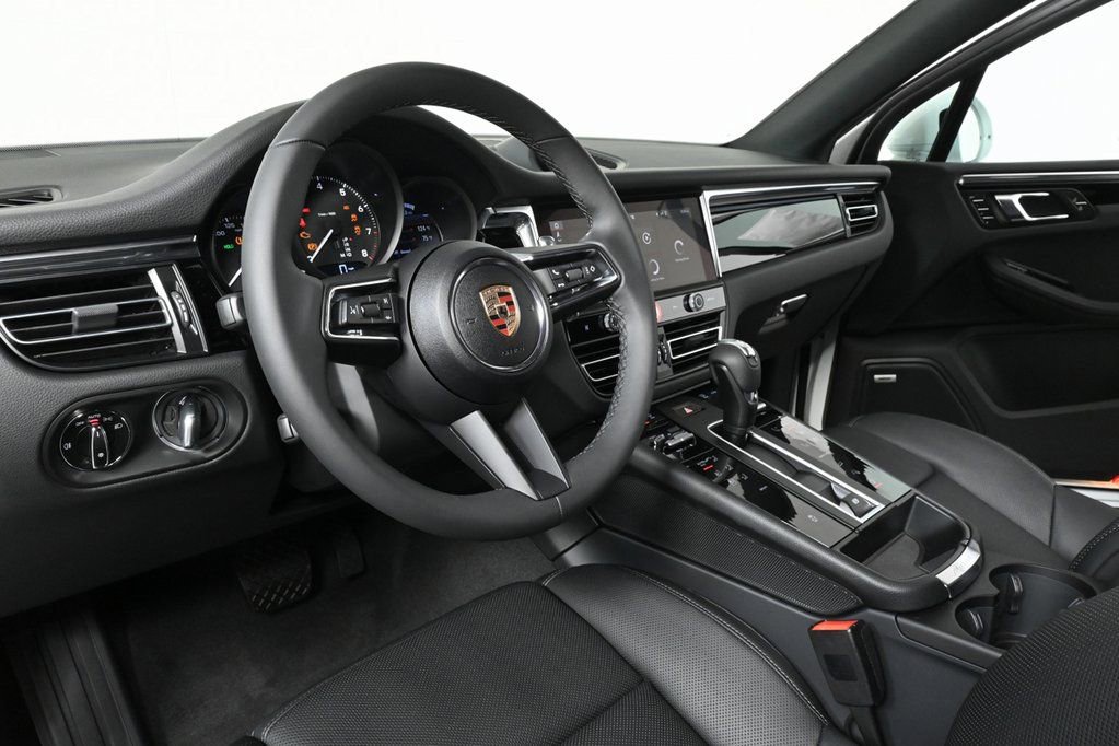 Certified 2025 Porsche Macan image 4