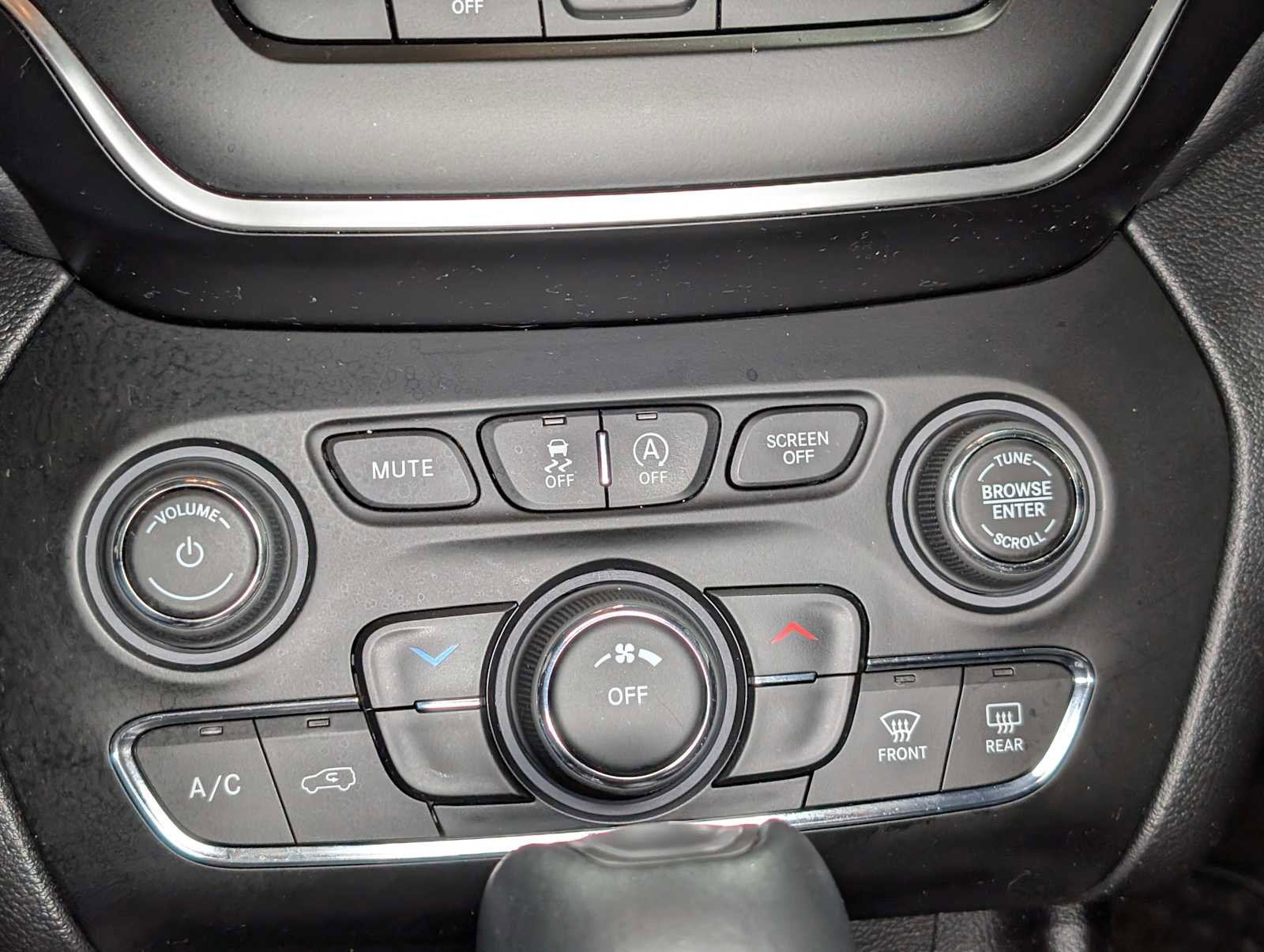 Used 2020 Jeep Cherokee Latitude Plus w/ Cold Weather Group image 28