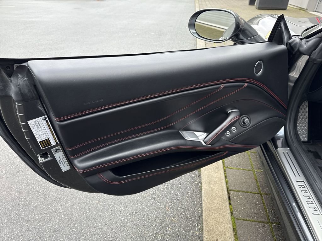 Used 2015 Ferrari California T image 27