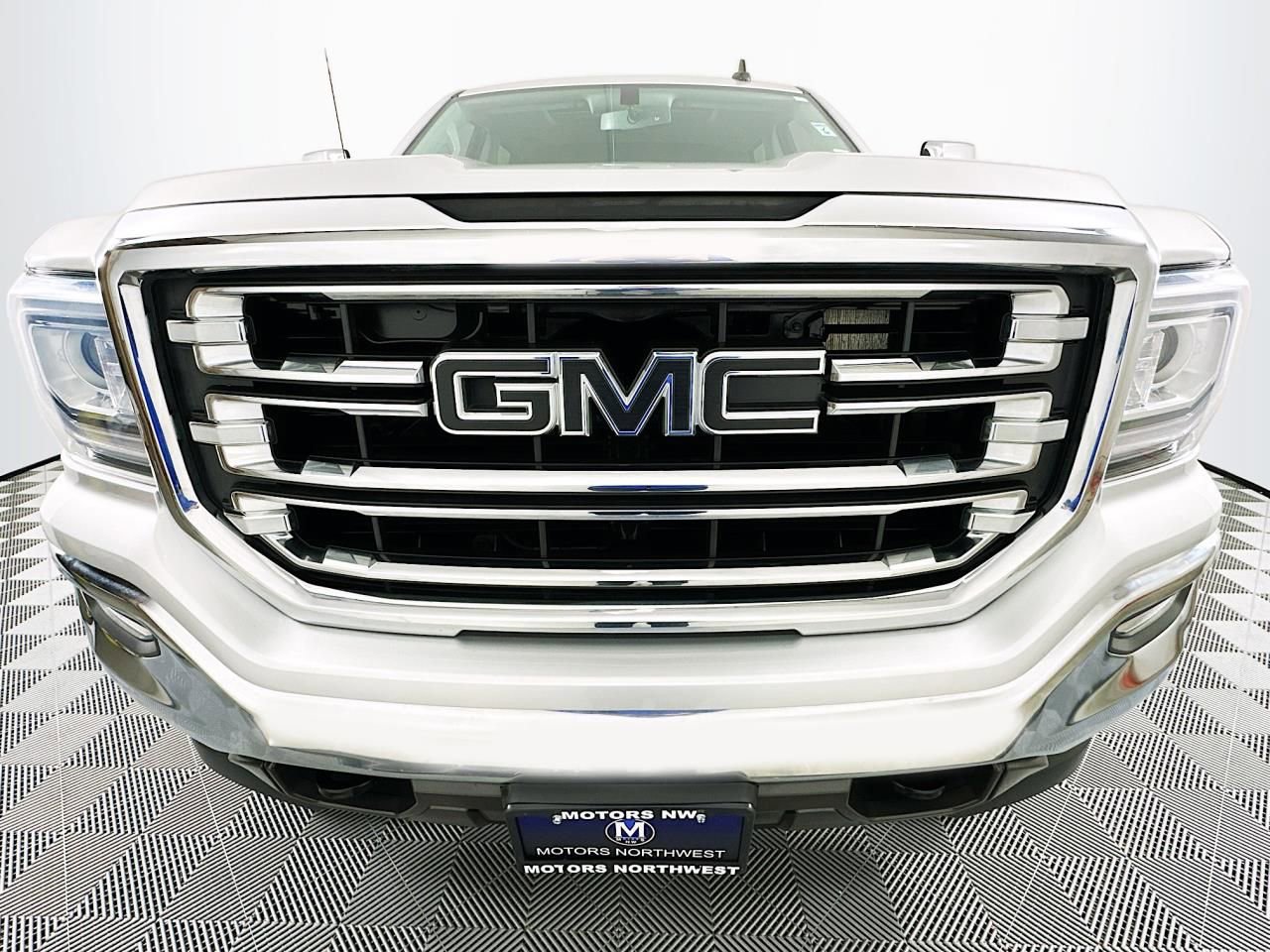 Used 2018 GMC Sierra 1500 SLT w/ SLT Premium Package AWD/4WD image 2