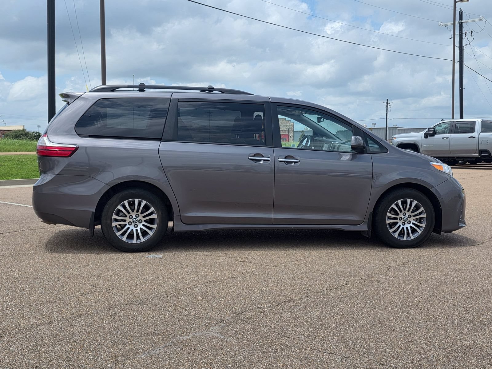 Used 2018 Toyota Sienna XLE w/ XLE Navigation Package FWD image 4