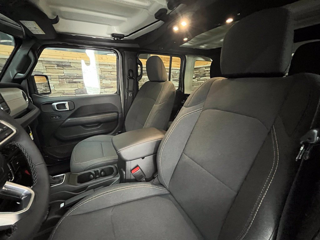 Used 2026 Jeep Wrangler Unlimited Sahara AWD/4WD image 21