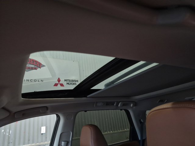 Certified 2025 Nissan Pathfinder Platinum FWD image 17