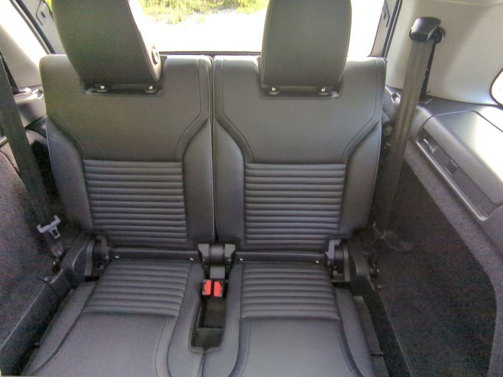 Used 2024 Land Rover Discovery S image 25