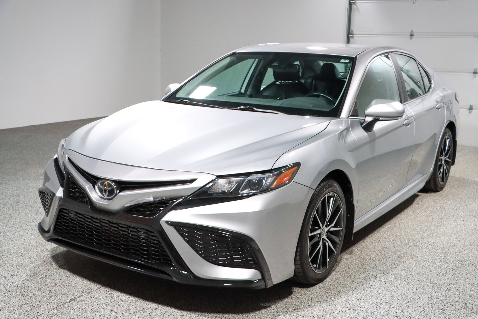 Used 2024 Toyota Camry SE w/ Cold Weather Package FWD image 29